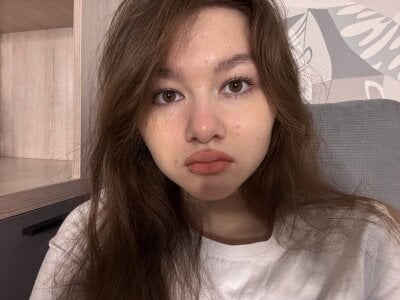 LewisThrone Kiss me Pic