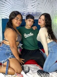 tripletemptation Public Foto