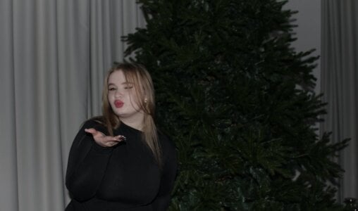 Amy_Sky_ smile with me Pic 3