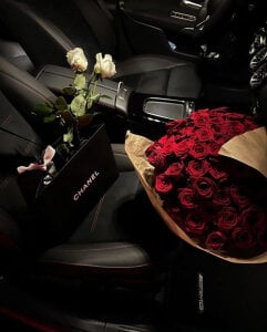 ZyraGoddes When a man knows my worth… he brings roses, money, and silence. зображення