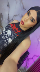 QueenAri_ In black Pic 2