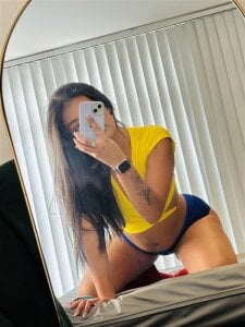 VictoriaParkeer 🍑 Today my favorite part wants to be your distraction... do you look at it or admire it? 😏  2. fénykép