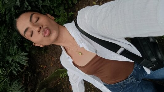 naia_cox Relaxing day Pic 2