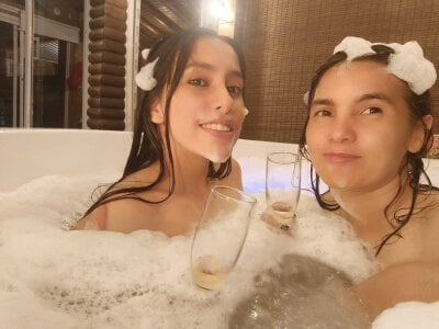 Emily_and_Soffy 🥳💕toast🥂🥂 صورة واحدة|Emily_and_Soffy 🥳💕toast🥂🥂 صورتان|Emily_and_Soffy 🥳💕toast🥂🥂  2 صور|Emily_and_Soffy 🥳💕toast🥂🥂  2 صورة