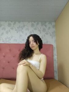 EmmaCowperr Casual day Pic 4