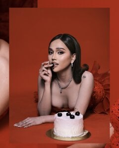 _SashaBoo Lady in Red🍷 Foto