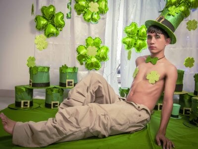 Thayler_jones If you're looking for luck... you've just found it 💋🍀 Poză