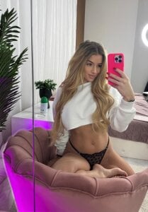 BabbyAisha Public Pic 4