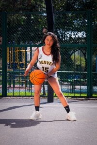 JessyBarnetPlaying Basketball Bild 4