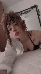 LioraVelvetC Less words, more feeling” . fénykép