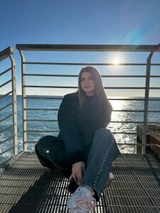 HaleyReedme A walk in the sea 🌊 side ❤️🌅 Immagine  9