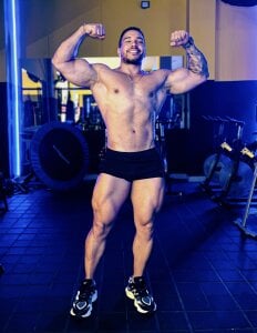 FreszX Poses en el Gym Pic 3