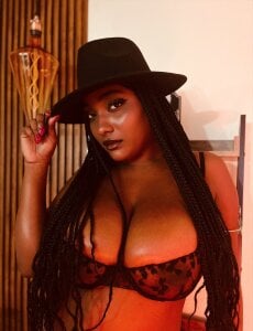 Coral_Lise Shall we ride? 🐎 Pic 2