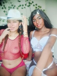 SamyAndLehyla Hi love, do you want to have fun in our room full of energy and warmth? Do you like our outfit today Kuva