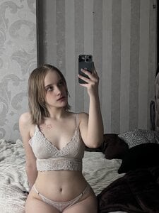 KirstinMcgeady photo session in front of the mirror Gambar