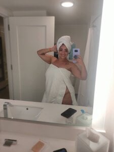 HannaMiills@xh In towel зображення