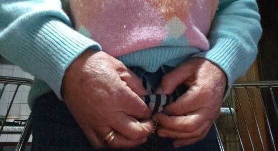 jhonschen's Lo misuro....ma è moscio..... Sex Photo 4