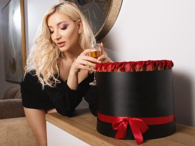 CyraVelvet Valentine's hottie Pic 4