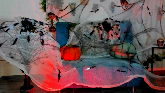 CeceliaJohnson My room) Came online too Pic