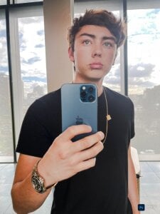 Boyfriend-Hot Public Pic 3