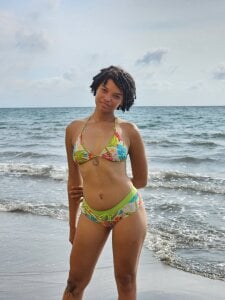 ChloeRaviss beach day Pic 6