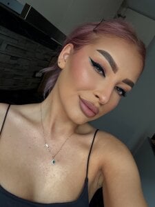 MissLarra Public Pic 3