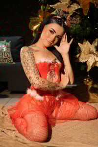 charlotte_colee Christmas has arrived! And your favorite gift is here...🎄 Pic 3