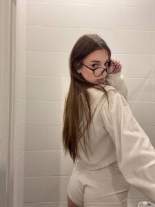 LauraHansil I'm so busy with these glasses💋😎 Pic