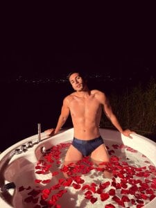 Aaronfox_x Do you want to fuck me in the jacuzzi? Pic 2