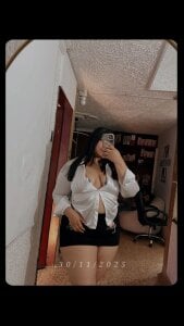 Dakota_jhons1のA sexy secretary 💻の 2枚の写真