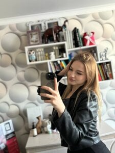 SolLocy relaxing in home 圖片 3