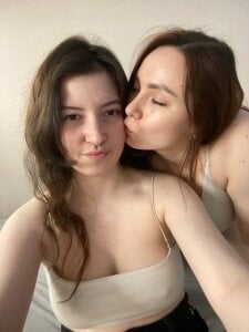 LaneDoellのshy girlsの 3枚の写真