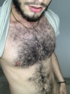 axel_giracr Chest 🦊 Pic