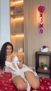 Would you like me as your Valentine's Day gift? ❤️ de sabrina_shark_  5 Imagens