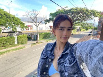 I’m online now, from 8:30 AM to 3:30 PM (Colombia) 🕘✨ I woke up craving your attention… soft skin, de MelodyMansson  3 photos