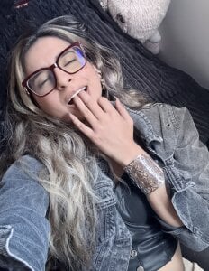 NIQUEILLA8 Which do you prefer? With or without glasses? . fénykép