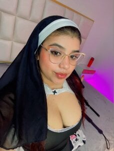 abigail_johnson I arrive so that they can confide in me Pic 3