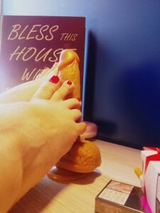 Skylar__Desire POV : YOUR COCK BETWEEN MY FEET Pic 4