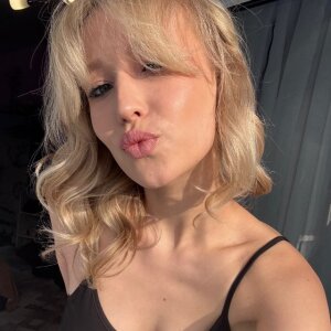 Blonde_Pickme Public Gambar