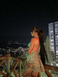 AllysonGreys Im a girl happy Pic 2