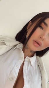 HollyExtraFake Public Pic