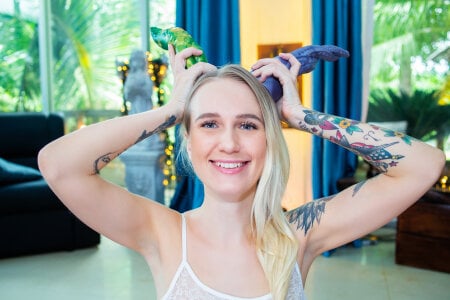 MashaYangTeam Not enough sex toys for me..still Foto 2