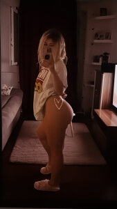 Amelia_Deluxe Ame 🌸 I’m cute, I’m soft, and my ass is the reason people forget to breathe. Look, enjoy… but be ca Foto 4