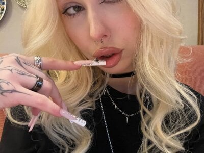 goth__tv: kitty ( 2 фото)