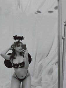 Mia_Tokkio a little black angel 🖤🤍 Pic 3