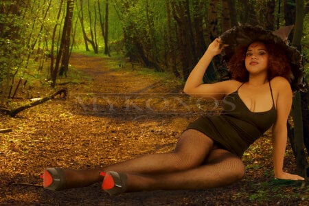 SofyTaylori Between witches, ghosts and spells...get ready for a night of screams and moans🪄 Pic 4