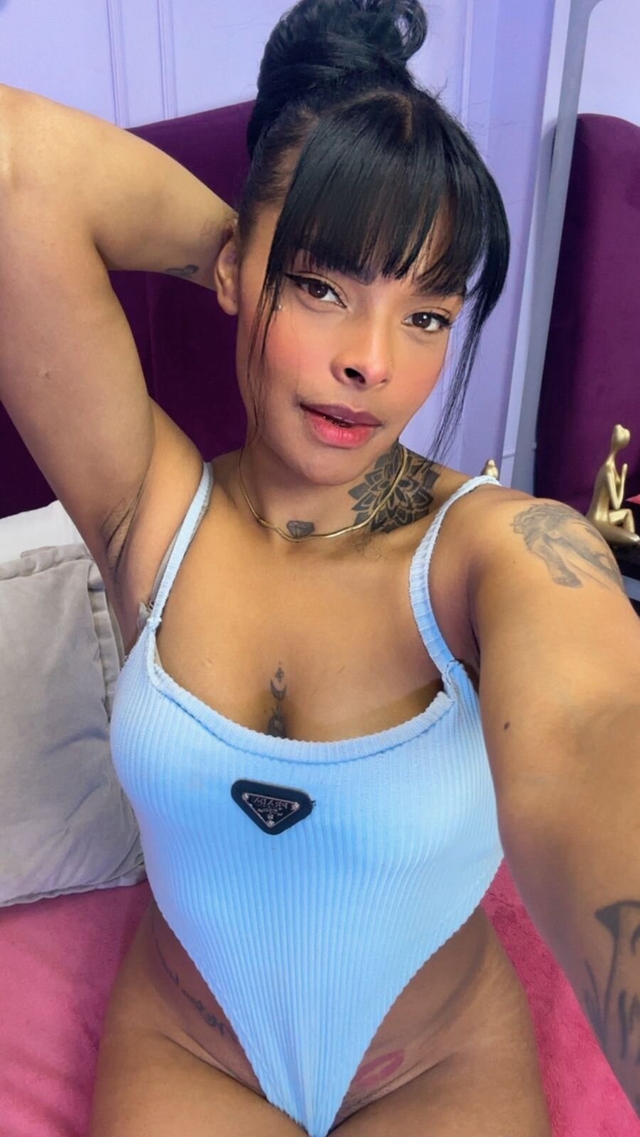 EmmaEbony_ “You shouldn’t look at me like that… it tempts me.” slika 2