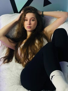 ArielSykes 𝑹𝒆𝒍𝒂𝒙𝒊𝒏𝒈 𝒐𝒏 𝒂 𝒔𝒐𝒇𝒕 𝒄𝒍𝒐𝒖𝒅☁️ Pic 4