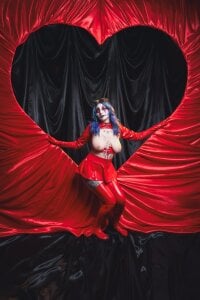 Kimlennox_ Tonight, your devil celebrates Valentine’s Day with you 😈🖤  3. fénykép