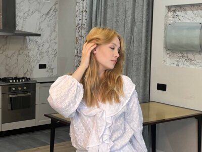 LucettaCheatwoodf White angel Pic 3